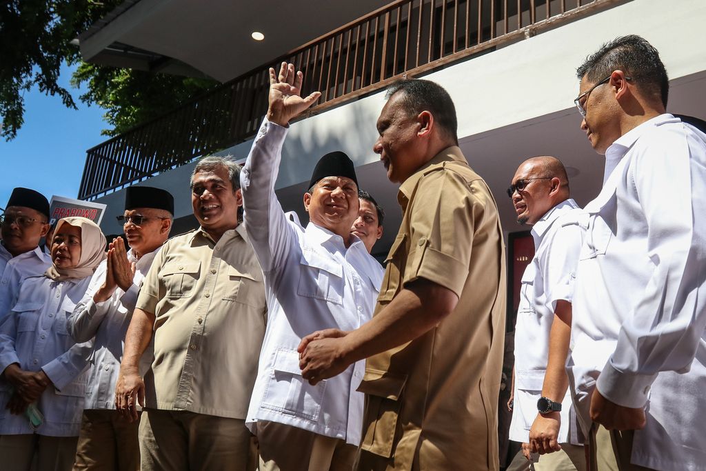 Ketua Umum Partai Gerindra Prabowo Subianto melambaikan tangan kepada para kader sebelum memasuki kantor Badan Pemenangan Presiden Partai Gerindra, di Jakarta Barat, Sabtu (7/1/2023). Dalam kesempatan itu, Prabowo meresmikan kantor Badan Pemenangan Presiden.