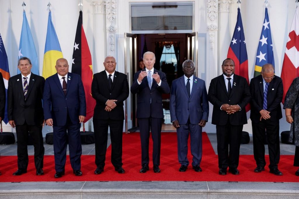 Presiden AS Joe Biden (tengah) menyambut para pemimpin Kepulauan Pasifik dalam sebuah sesi foto selama KTT AS-Kepulauan Pasifik di Serambi Utara, Gedung Putih, Washington DC, 29 September  2022. 