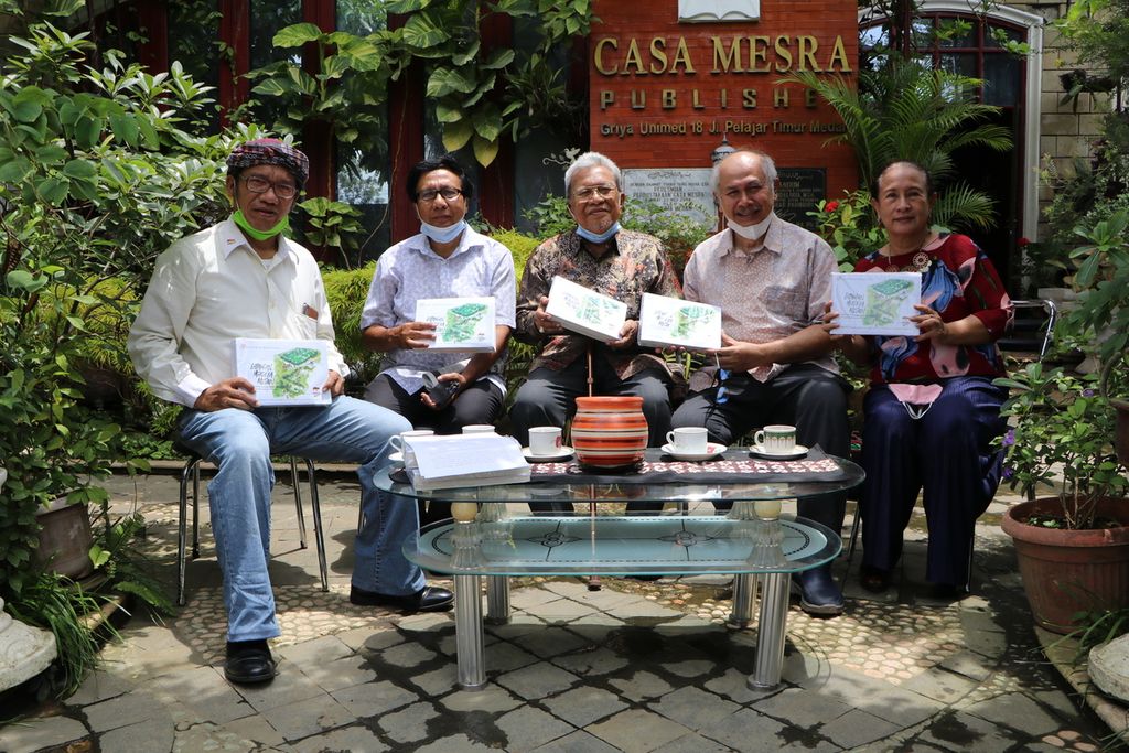 Para penulis buku<i> Lapangan Merdeka Medan</i> berdiskusi di Perpustakaan Cassa Mesra, Medan, Sumatera Utara, Jumat (9/4/2021). 