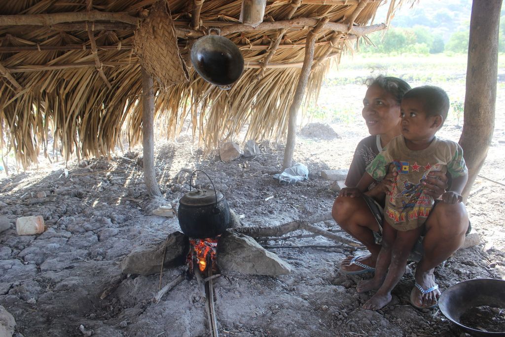 Salah satu keluarga miskin di Desa Tuamese, Senin (20/2/2021). Perempuan ini memiliki dua anak. Mereka tinggal bersama orangtua perempuan ini, sementara suaminya merantau di Malaysia untuk mencari nafkah. Padahal,, sumber daya alam di desa itu cukup tersedia. 