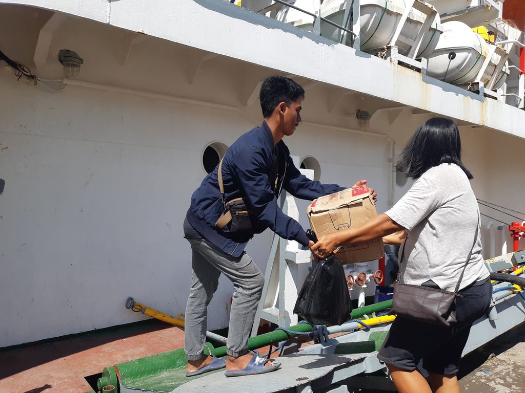 Penumpang membawa barang masuk ke dalam kapal perintis KM Sabuk Nusantara 67 di Pelabuhan Tanau, Kota Kupang, Nusa Tenggara Timur pada Jumat (16/12/2022). Kapasitas maksimum untuk angkutan penumpang di kapal itu sekitar 300 orang.