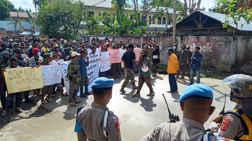 Unjuk rasa penolakan kebijakan daerah otonom baru untuk Provinsi Papua di Kota Jayapura, Selasa (10/5/2022).