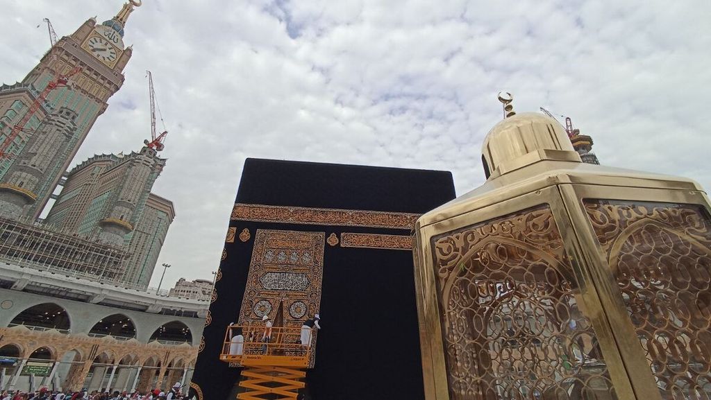 Penggantian kiswah (kain penutup) Kabah di Masjidil Haram di Mekkah, Arab Saudi, pada 1 Muharam 1444 Hijriah, atau bertepatan dengan Sabtu (30/7/2022), menjadi tontonan jemaah yang sedang tawaf.  Momen langka setahun sekali itu juga disiarkan langsung di layar televisi dan akun media sosial.