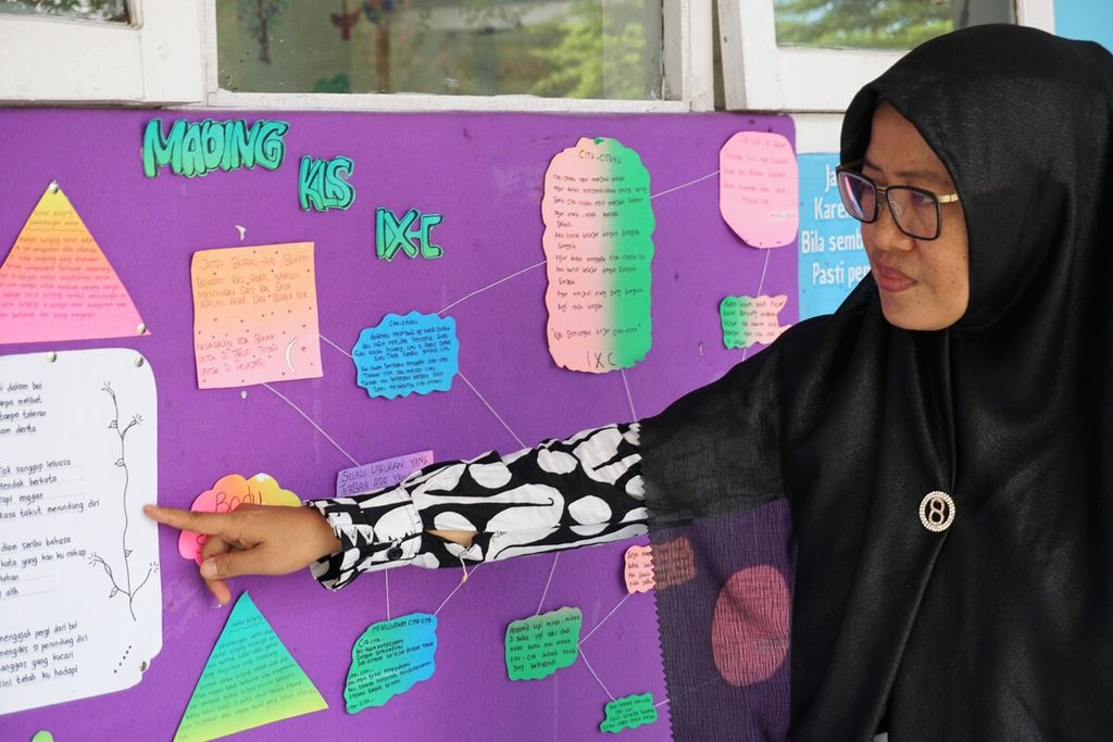 Majalah dinding menjadi sarana bagi siswa meningkatkan literasi bahasa Indonesia di SMPN 17 Kabupaten Tanjung Jabung Timur, Jambi, Jumat (21/10/22).