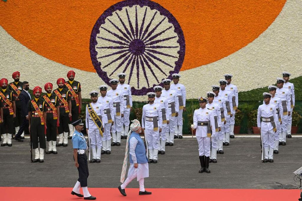 Perdana Menteri India Narendra Modi (tengah) memeriksa pasukan kehormatan sebelum menyampaikan pidato pada perayaan Hari Kemerdekaan Ke-75 India di Benteng Merah, New Delhi, India, Senin (15/8/2022). 