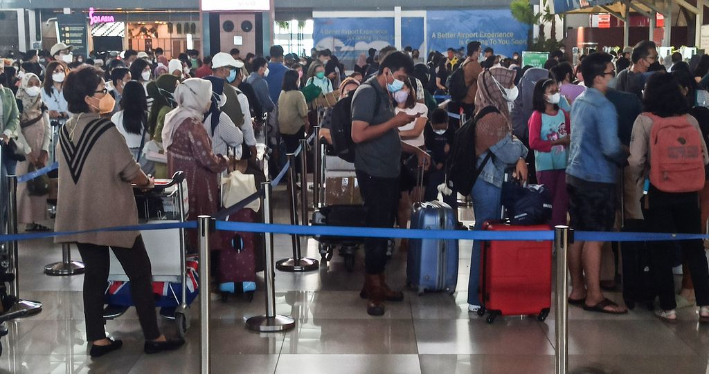 Arus lalu lintas penumpang pesawat melalui Terminal 3 Bandara Soekarno-Hatta, Cengkareng, Banten, Minggu (8/5/2022).