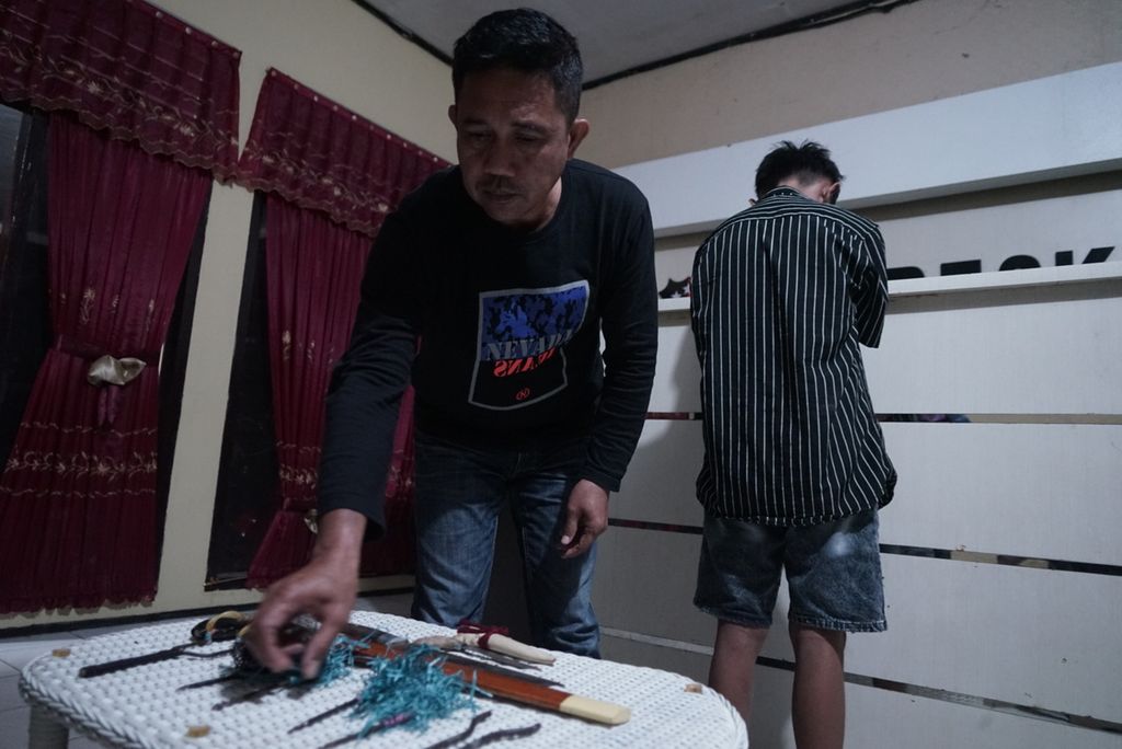 Kasat Reksrim Polresta Kendari Ajun Komisaris Fitrayadi Prakasa menunjukkan sejumlah barang bukti anak panah hingga senjata tajam yang ditemukan dari pelaku aksi teror di Kendari, Sulawesi Tenggara, Rabu (18/5/2022) dini hari. 