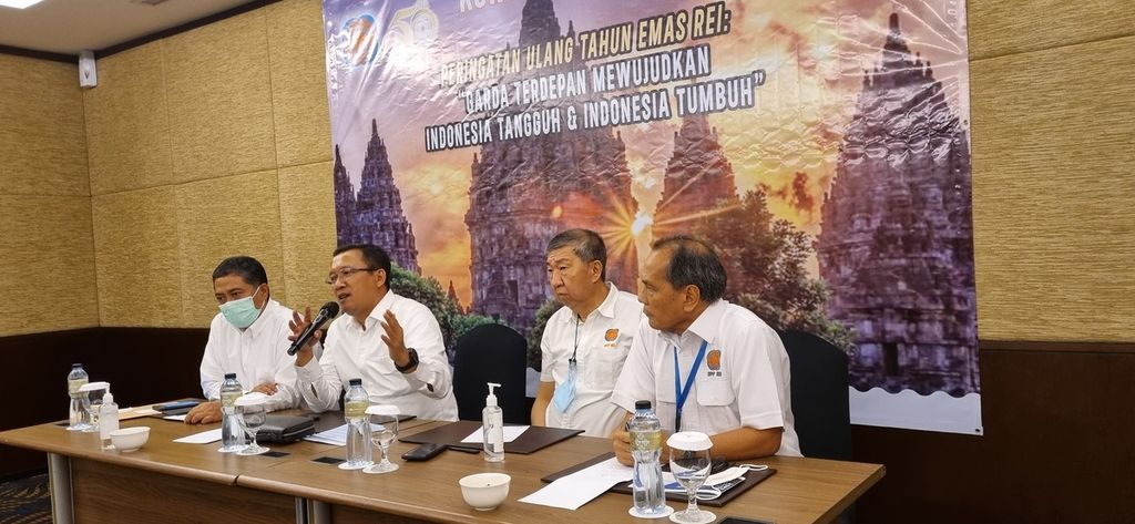 Direktur Utama PT BTN Haru Koesmahargyo (kedua dari kiri) menjelaskan pelbagai strategi BTN dalam penyediaan pembiayaan pembangunan properti ataupun penyediaan rumah rakyat saat konferensi pers ”Ulang Tahun Emas Ke-50 REI” di Yogyakarta, Kamis (19/5/2022) malam. 