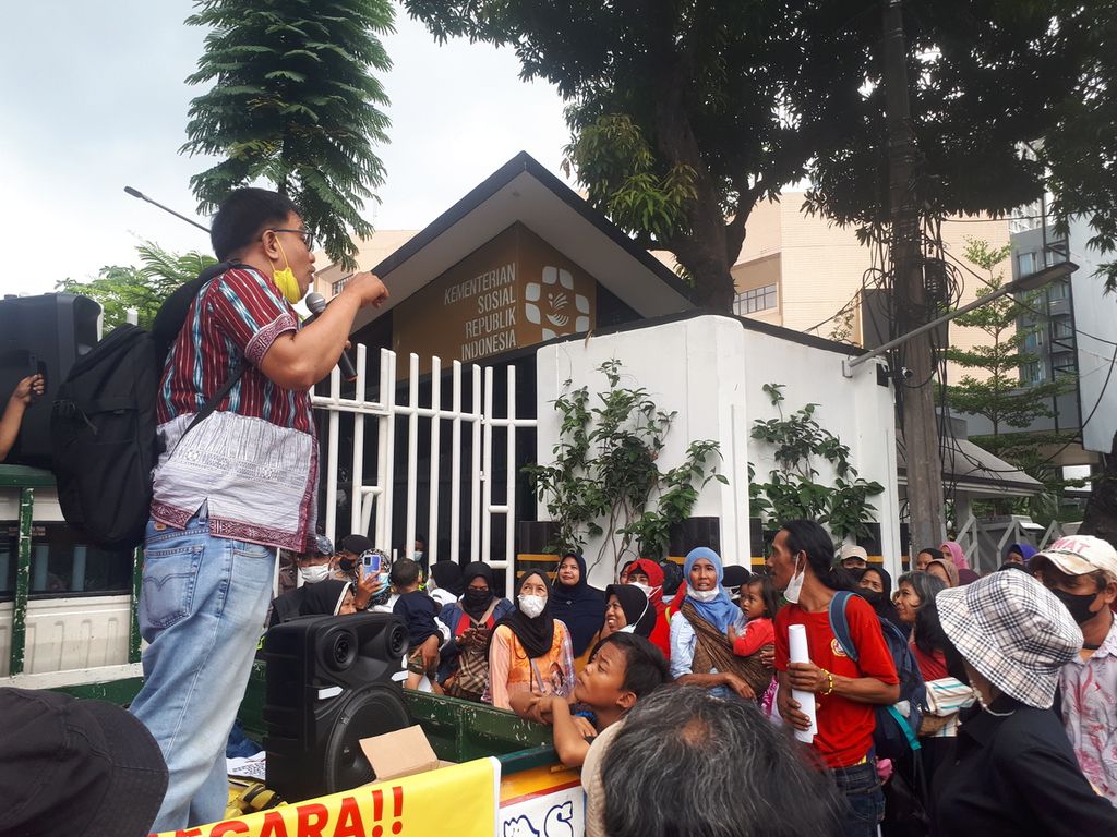 Sejumlah warga DKI Jakarta berunjuk rasa menuntut pemberian bantuan sosial di Kementerian Sosial, Salemba Raya, Jakarta Pusat, Rabu (14/12/2022).