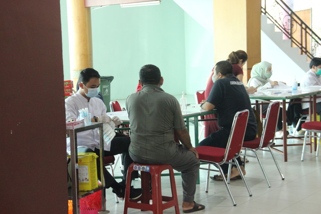 Warga mengikuti vaksinasi penguat di Pontianak Convention Centre, Kota Pontianak, Kalimantan Barat, Rabu (30/3/2022).