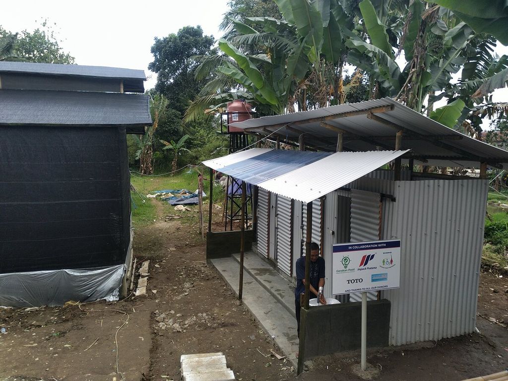 Toilet yang dibangun Gerakan Pasti dan mitranya berdiri di Sindangpalay, Desa Talaga, Kecamatan Cugenang, Cianjur, Jawa Barat, Jumat (6/1/2023). Sarana itu dibuat setelah harian <i>Kompas </i>memberitakan kondisi penyintas gempa di daerah itu pada akhir November 2022.