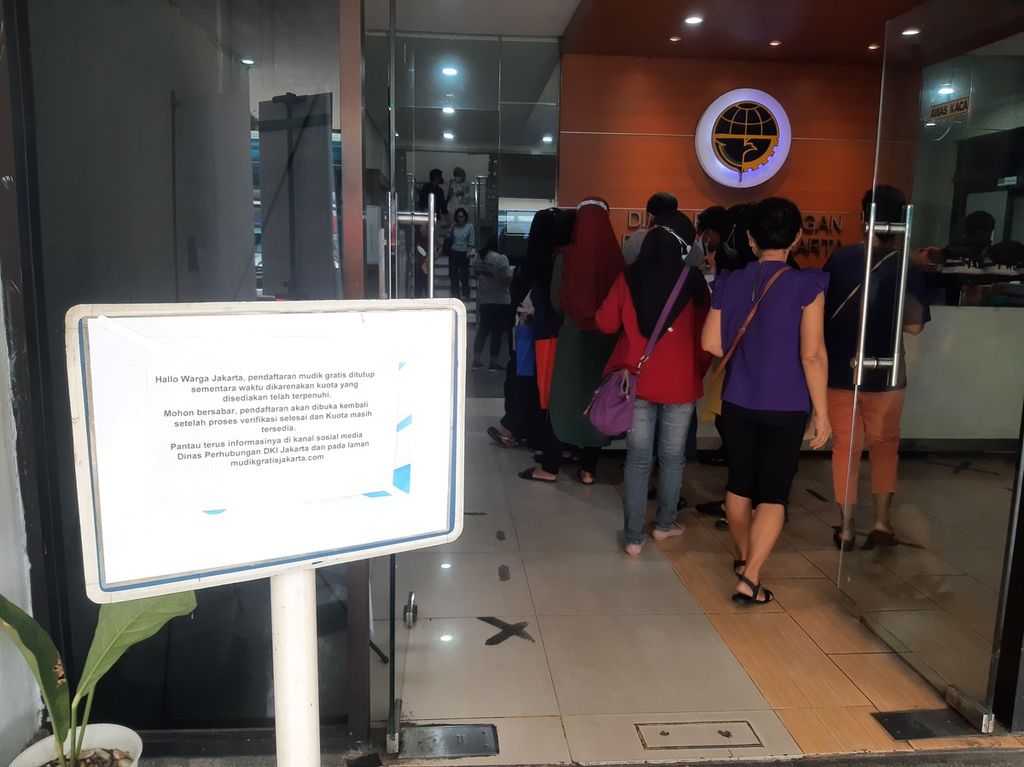 Warga melakukan verifikasi dokumen persyaratan mudik gratis DKI Jakarta, di Kantor Dinas Perhubungan DKI Jakarta di Jati Baru, Gambir, Jakarta Pusat, Jumat (24/3/2023)