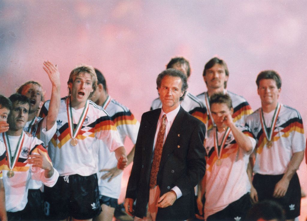 Pelatih Jerman Barat, Franz Beckenbauer, bersama para pemainnya bersiap menyambut trofi Piala Dunia Italia 1990, dalam dokumentasi yang diperoleh.