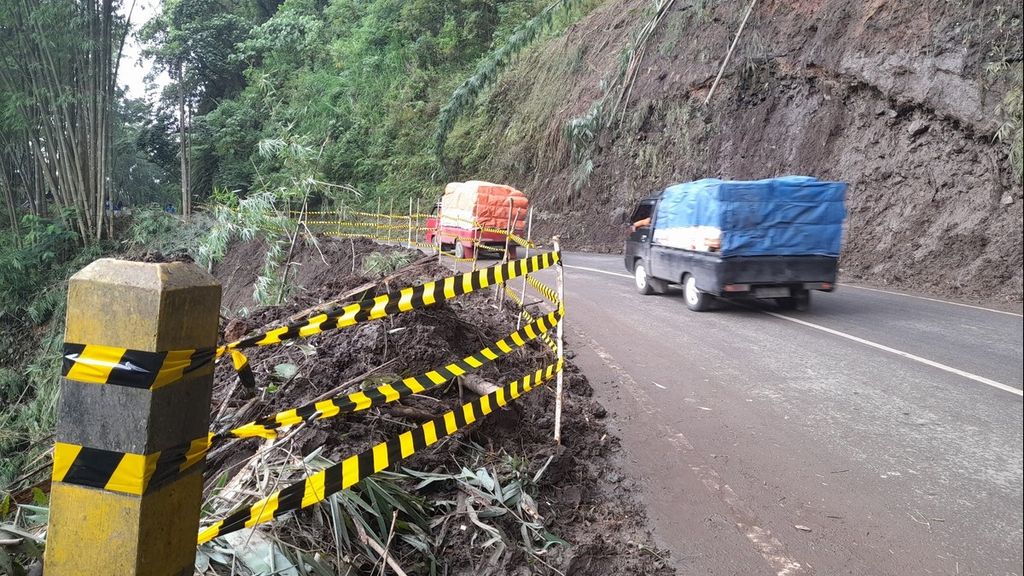 Kendaraan melintas bergantian di titik longsor Desa Sukomulyo, Kecamatan Pujon, Kabupaten Malang, Jawa Timur, Selasa (28/2/2023), yang merupakan jalan utama Malang-Kediri.