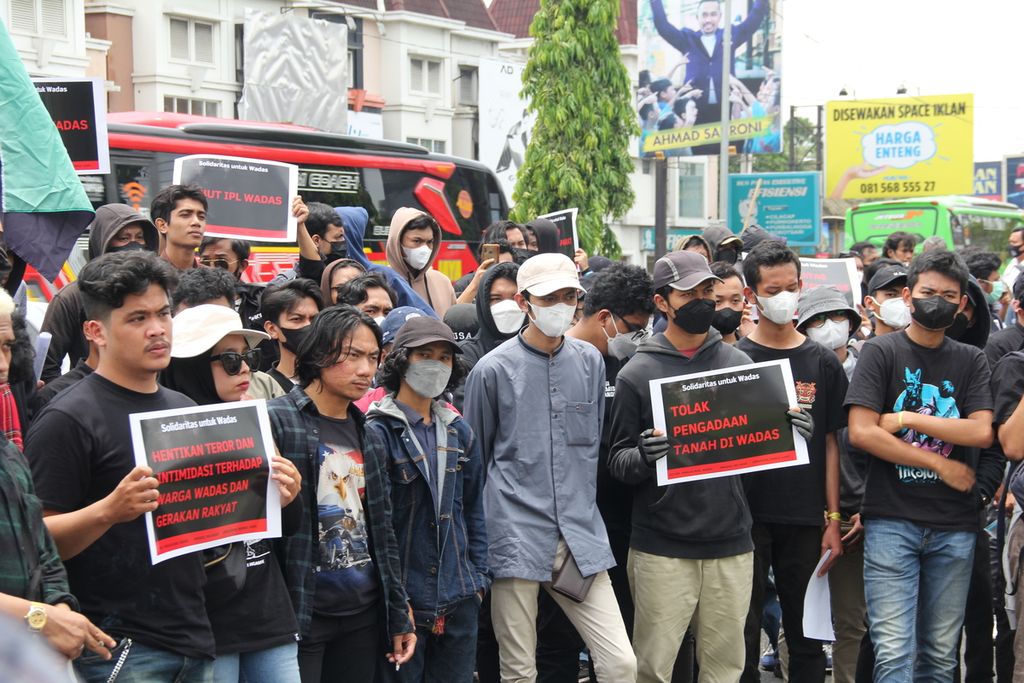 Sejumlah demonstran membawa poster dalam aksi demonstrasi Solidaritas untuk Wadas di depan Markas Polda DIY, Kabupaten Sleman, DIY, Rabu (9/2/2022) siang. 