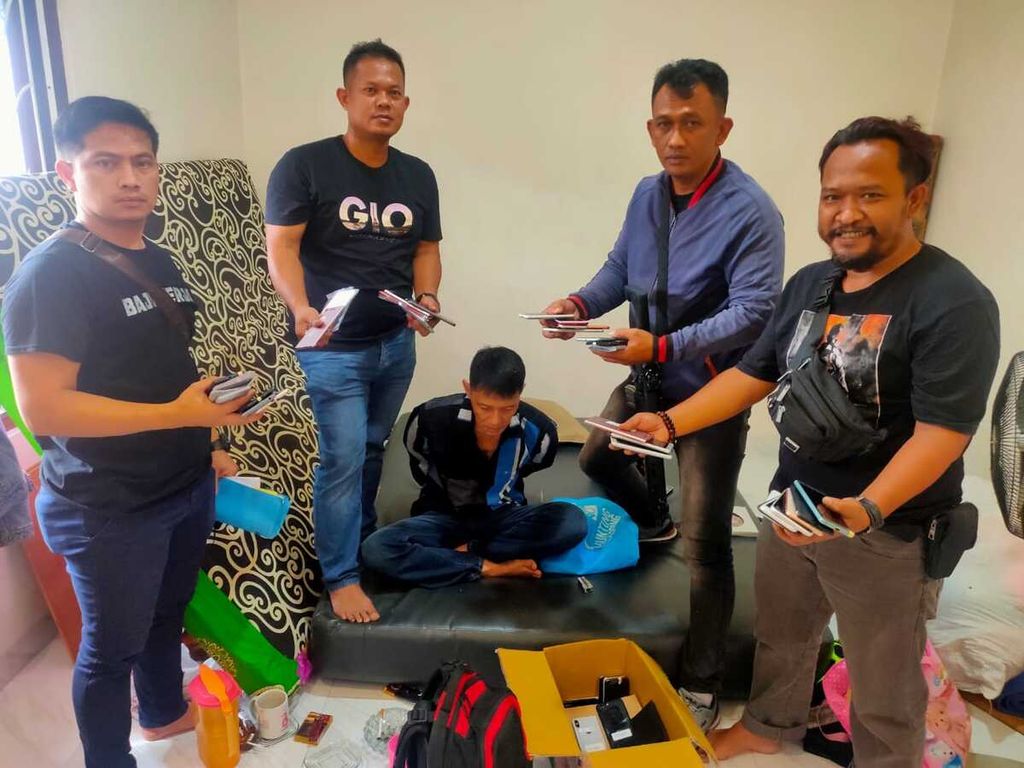 Petugas dari Polres Jakarta Barat menangkap satu pelaku pencurian rumah kosong di daerah Duri Kosambi, Cengkareng, Jakarta Barat, Sabtu (2/7/2022).