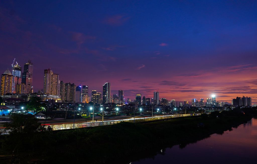 Pemadangan langit senja di Jakarta yang terlihat dari Jembatan Tanah Abang, Jakarta, Minggu (12/12/2021). Pemandangan senja yang indah pun menjadi salah satu daya tarik sendiri bagi sejumlah warga yang melintasi kawasan tersebut. Pemandangan senja yang menarik perhatian semacam ini sering muncul setelah hujan di sore hari.