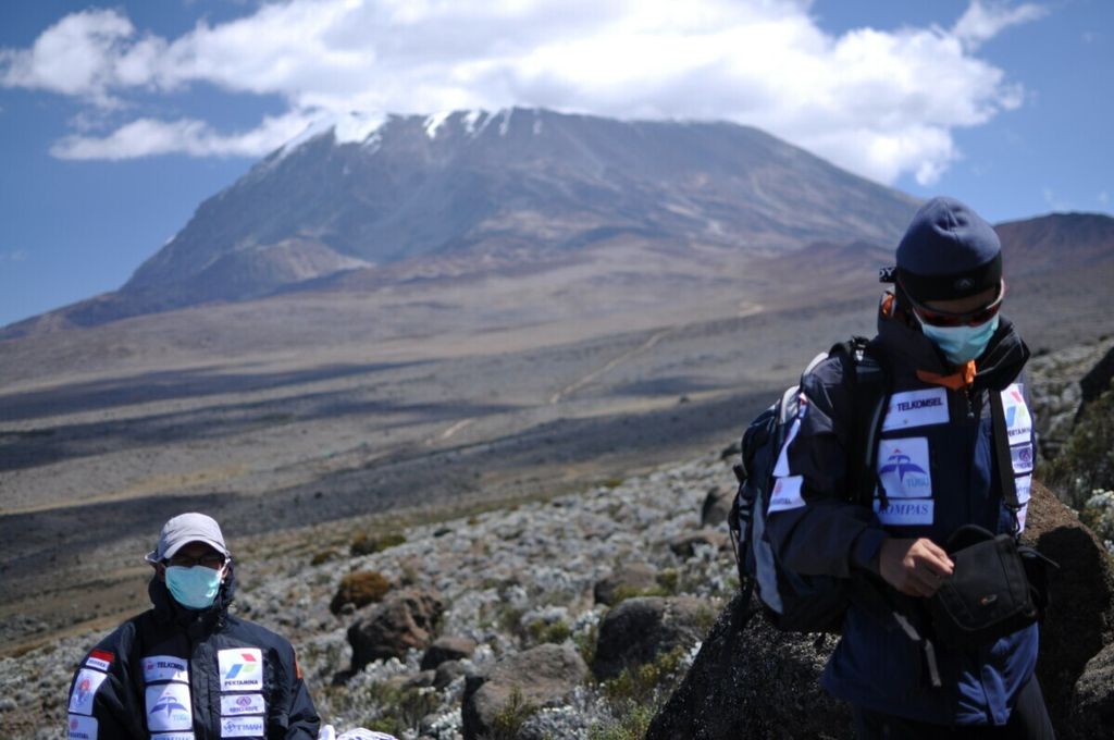 Anggota Tim Ekspedisi Tujuh Puncak Dunia dari perhimpunan penempuh rimba dan pendaki gunung Wanadri berada di suatu bukit berketinggian di atas 4.000 meter untuk aklimatisasi, Jumat (30/7/2010) siang. Aklimatisasi atau penyesuaian dengan kondisi tempat beroksigen tipis diperlukan untuk menunjang pendakian menuju puncak Kilimanjaro (5.895 meter) yang menurut rencana digapai pada Minggu pagi.