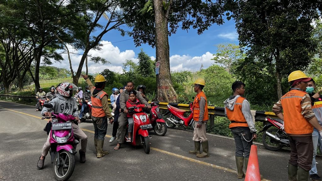 Sejumlah warga yang ingin melintas di Jalan Cugenang, Cianjur, Jawa Barat,  Selasa (22/11/2022).