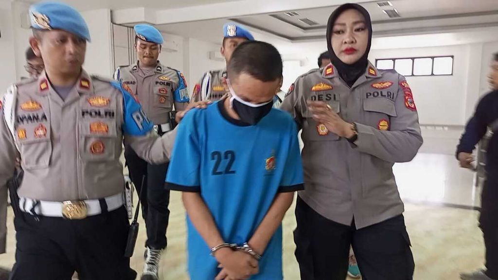 DA (kaus biru), tersangka kasus pembunuhan berujung mutilasi, digiring polisi di Polres Bogor, Sabtu (18/3/2023). Pembunuhan berawal dari penemuan potongan jasad di Desa Singabangsa, Kecamatan Tenjo, Kabupaten Bogor, Jawa Barat, Rabu (15/3/2023).