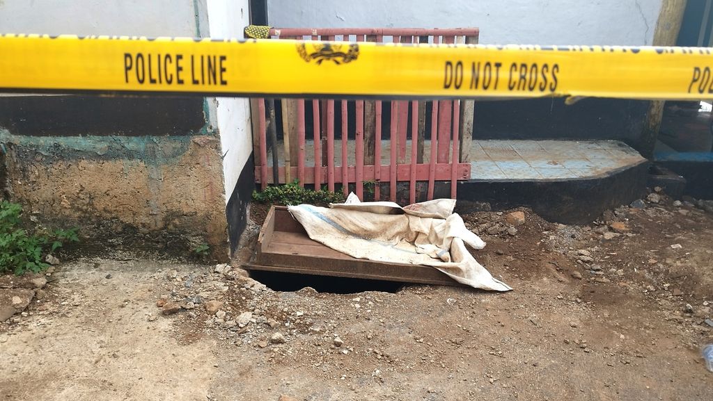 The hole where the body of B (2), a serial killer victim, was found in the yard of the house of Wowon Eriawan alias Aki (60) in Babakan Mande Village, Gunungsari Village, Ciranjang District, Cianjur Regency, West Java, Sunday (22/1/2023)..