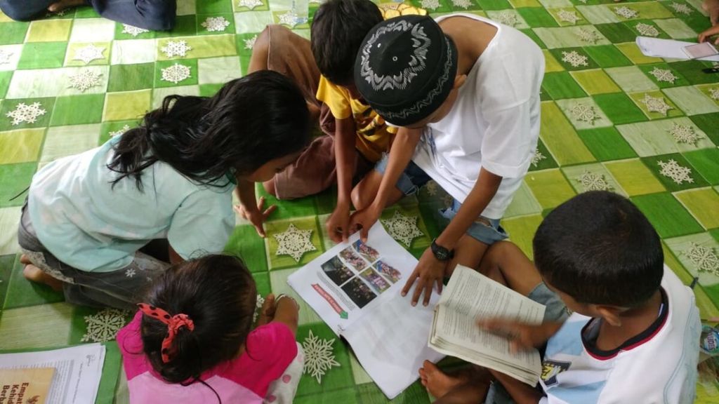 Anak-anak korban konflik sedang belajar di Taman Baca Kapela yang berada di kompleks Air Besar, Kota Ambon, Maluku.