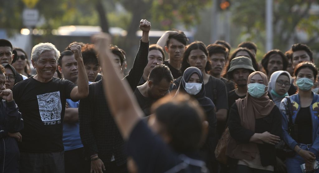 Aktivis dan sukarelawan mengikuti Aksi Kamisan di depan Istana Merdeka., Jakarta, Kamis (19/9/2019). Selain menyuarakan penyelesaian kasus-kasus pelanggaran HAM berat, Aksi Kamisan ke-602 tersebut juga menyoroti sikap DPR dan pemerintah terkait revisi Undang-Undang Komisi Pemberantasan Korupsi (KPK) dan Rancangan Kitab Undang-undang Hukum Pidana (RKUHP) yang mengancam kebebasan berpendapat bagi masyarakat sipil.