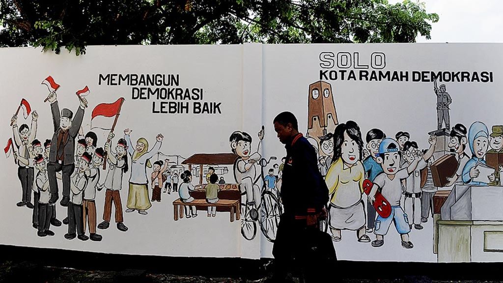 Sebuah mural bertema demokrasi menghiasi tembok kantor Komisi Pemilihan Umum Kota Solo, Jawa Tengah, Jumat (13/10/2017). 