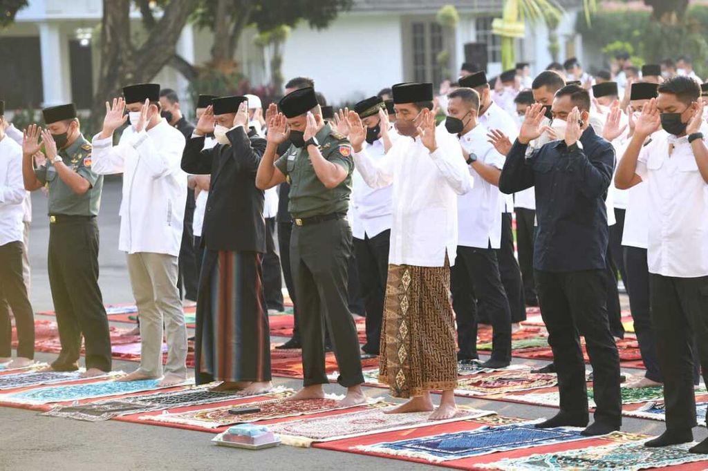 Presiden Joko Widodo dan Ibu Iriana Joko Widodo melaksanakan shalat Idul Fitri di halaman Gedung Agung, Istana Kepresidenan Yogyakarta, pada Senin, 2 Mei 2022, bertepatan dengan 1 Syawal 1443 Hijriah. Presiden menempati saf paling depan.