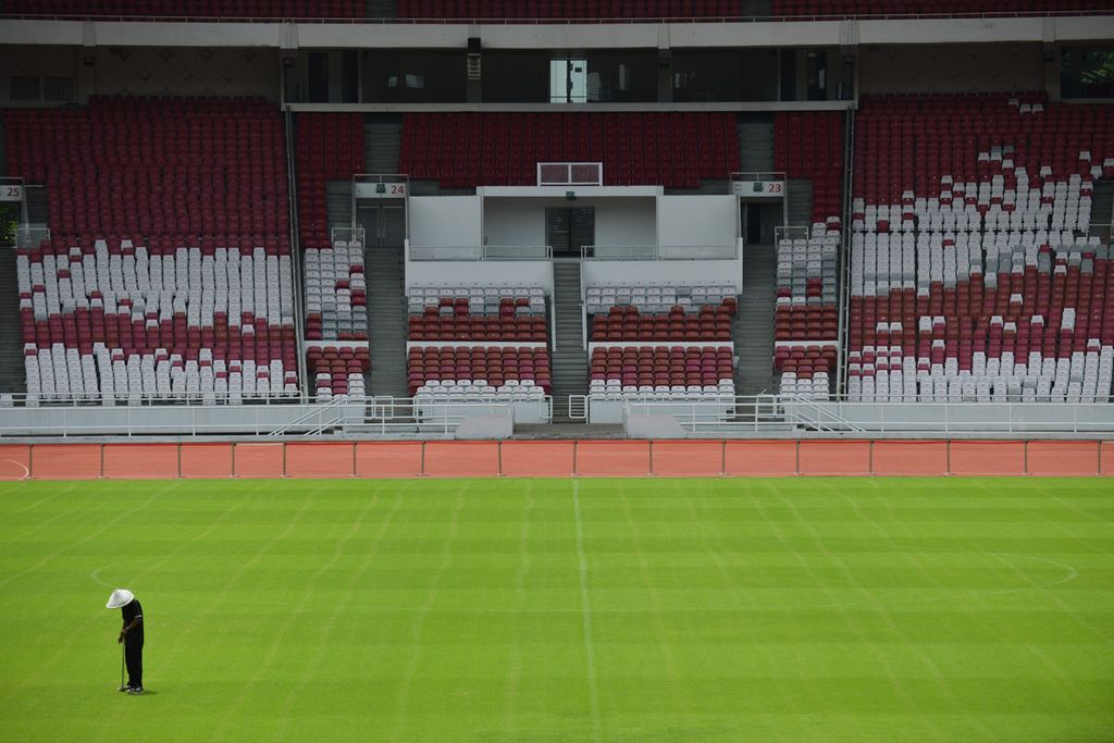 A worker checks the grass on the field of the Gelora Bung Karno Main Stadium (GBK), Jakarta, on Thursday (6/4/2023). The GBK Main Stadium is projected to become one of the arenas for the 2023 FIFA U-17 World Cup.