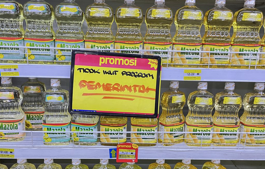 Tanda pemberitahuan di rak minyak goreng di sebuah supermarket ritel di Kota Tangerang, Banten, Selasa (15/3/2022). Kelangkaan minyak goreng masih mendera warga meskipun sejumlah upaya telah dilakukan pemerintah.