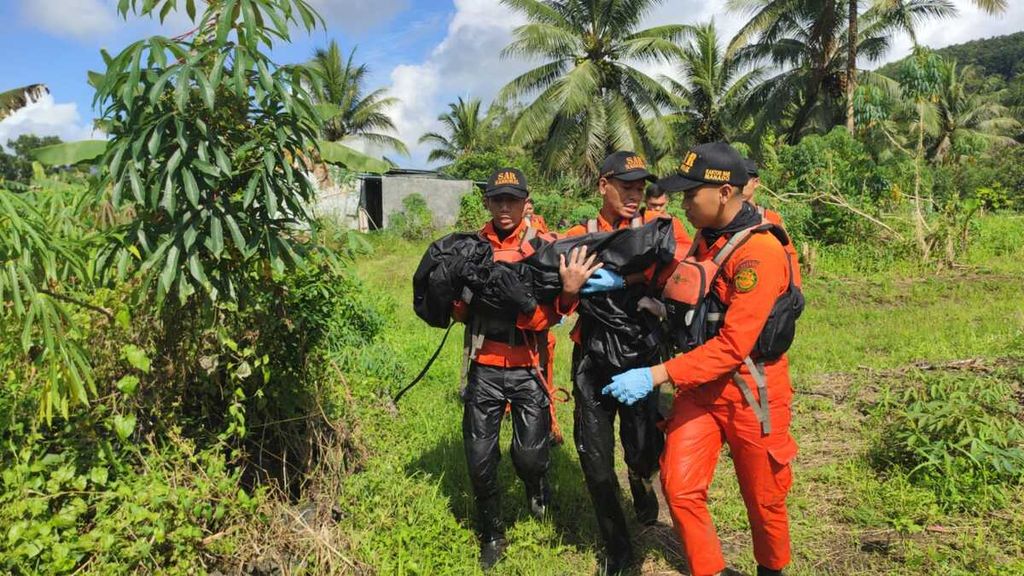 Tim Pencarian dan Penyelamatan dari Kantor SAR Manado mengevakuasi jenazah Julio Tabaru (2) di Desa Wusa, Talawaan, Minahasa Utara, Sulawesi Utara, Jumat (4/3/2022). Dalam sepekan, dua bocah di Minahasa Utara tewas karena terbawa arus sungai ketika hujan deras. 