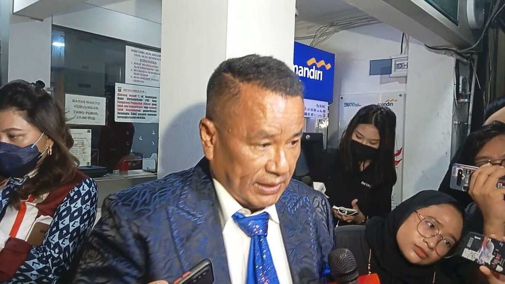Hotman Paris di Polda Metro Jaya, Jakarta, memberi keterangan mengenai penunjukannya sebagai pengacara Irjen Teddy Minahasa, Senin (24/10/2022).