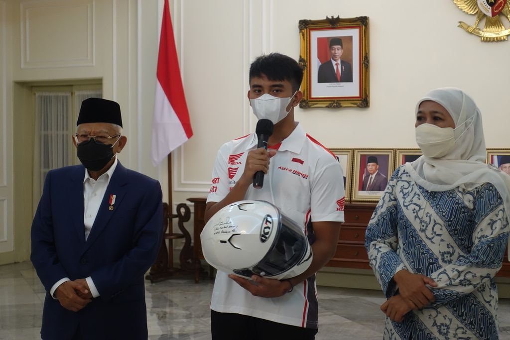Pembalap muda asal Magetan, Jawa Timur, Mario Suryo Aji, bersama Wapres Ma'ruf Amin dan Gubernur Jawa Timur Khofifah Indar Parawansa ketika memberikan keterangan pers di Istana Wapres, Jakarta, pada Sabtu (22/1/2022).