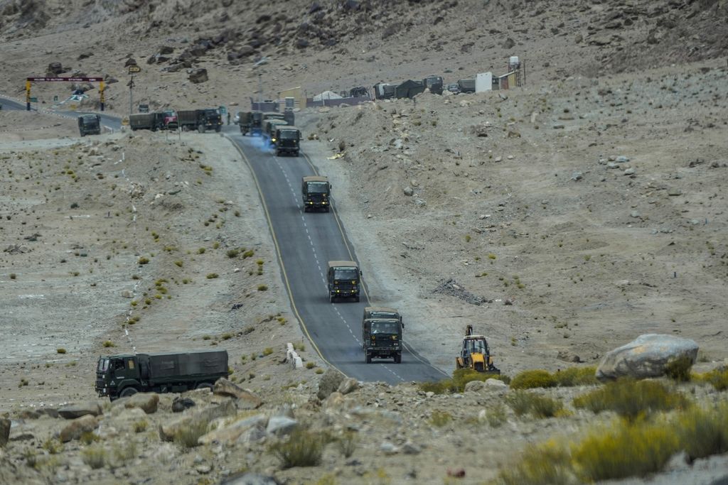 Konvoi kendaraan tentara India melaju di wilayah Ladakh, India, 20 September 2022. 