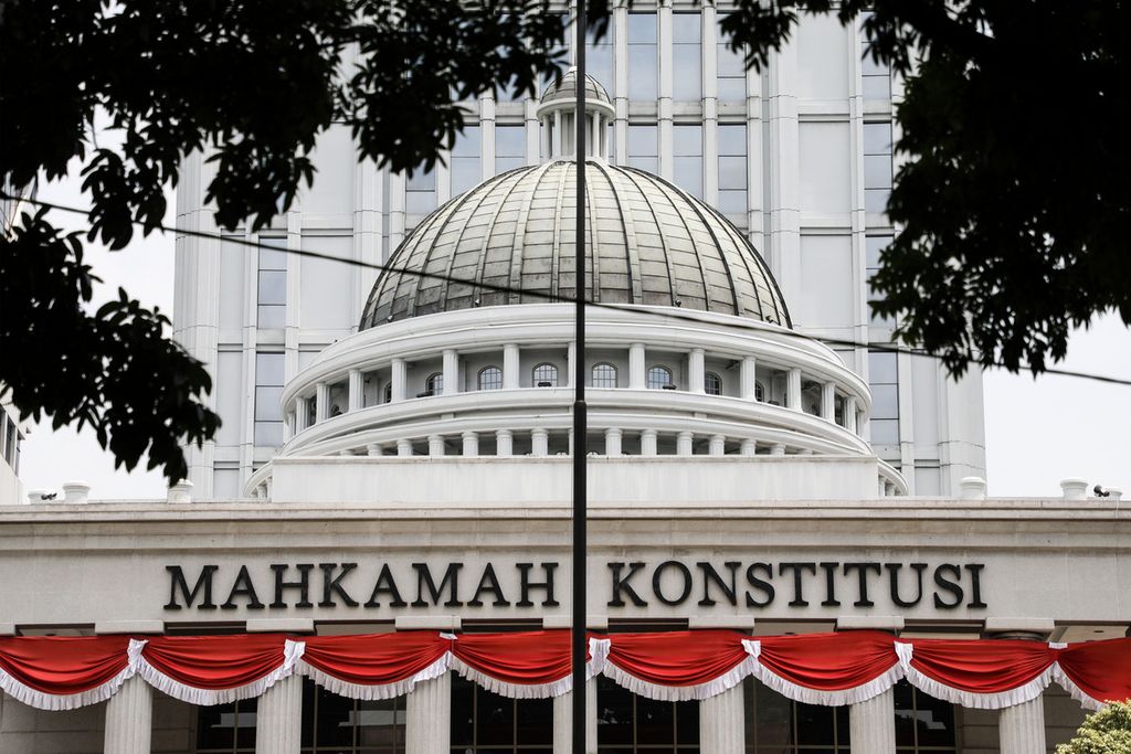 Gedung Mahkamah Konstitusi di Jalan Medan Merdeka Barat, Jakarta, Sabtu (29/8/2020). Saat ini Pemerintah dan DPR sedang membahas Rancangan Undang-Undang Mahkamah Konstitusi. RUU tersebut merupakan revisi terhadap UU MK. Salah satu hal yang banyak mendapat sorotan dalam RUU MK yaitu soal perpanjangan masa jabatan hakim konstitusi hingga 15 tahun atau maksimal pensiun pada usia 70 tahun.