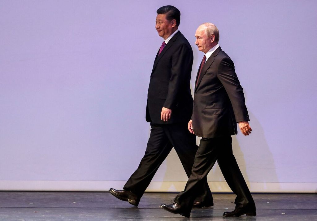 Foto yang diambil pada 5 Juni 2019 ini menunjukkan Presiden Rusia Vladimir Putin dan Presiden China Xi Jinping berjalan bersama menghadiri peringatan 70 tahun pembangunan hubungan diplomatik kedua negara di Bolshoi Theatre, Moskwa. 