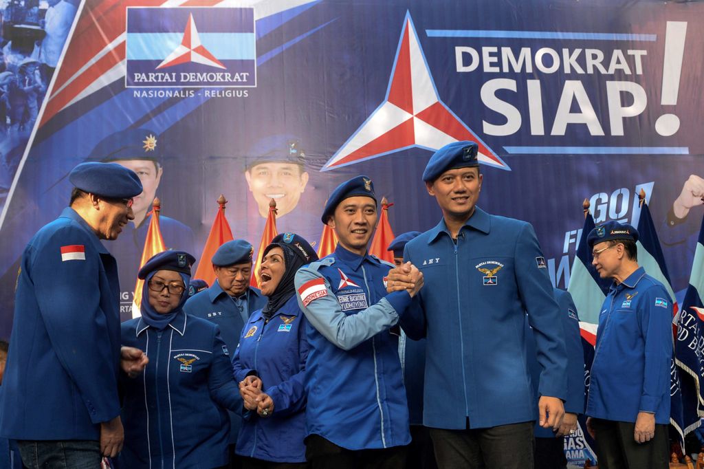 Agus Harimurti Yudhoyono (AHY) melakukan salam komando bersama adiknya Edhie Baskoro Yudhoyono (Ibas) usai dikukuhkan sebagai sebagai Komandan Satuan Tugas Bersama (Kogasma) untuk Pemilukada 2018 dan Pilpres 2019 di kantor DPP Partai Demokrat, Menteng, Jakarta Pusat, Sabtu (17/2/2018). Pengukuhan dipimpin langsung oleh Ketua Umum Partai Demokrat Susilo Bambang Yudhoyono (SBY).