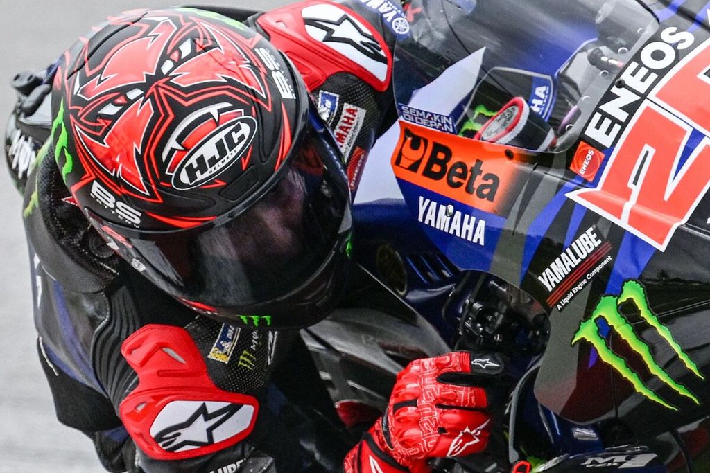 Pebalap Monster Energy Yamaha, Fabio Quartararo, beraksi di tikungan saat tes pramusim MotoGP musim 2023 hari kedua di Sirkuit Sepang, Malaysia, Sabtu (11/2/2023). 