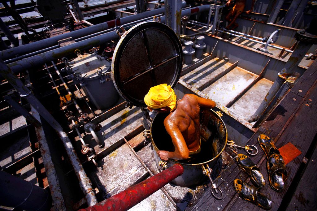 Pekerja berlumuran minyak kelapa sawit mentah saat bongkar muat di Kapal Kencana 89 di Pelabuhan Tanjung Priok, Jakarta Utara, beberapa waktu lalu. 