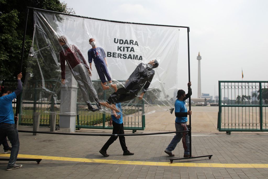 Masyarakat sipil yang tergabung dalam Koalisi IBUKOTA menggelar aksi teatrikal di Jalan Medan Merdeka Selatan, Jakarta, Jumat (16/9/2022). Aksi ini digelar untuk mengingatkan pemerintah, baik pusat maupun daerah, akan hak udara bersih warga yang belum terpenuhi. Aksi ini juga digelar untuk memeringati satu tahun kemenangan gugatan warga negara atas hak udara bersih. Meski sudah berlangung satu tahun, udara bersih yang diidam-idamkan warga belum juga terpenuhi. Pemerintah dinilai juga belum memiliki kebijakan untuk memperbaiki kualitas udara tersebut. 