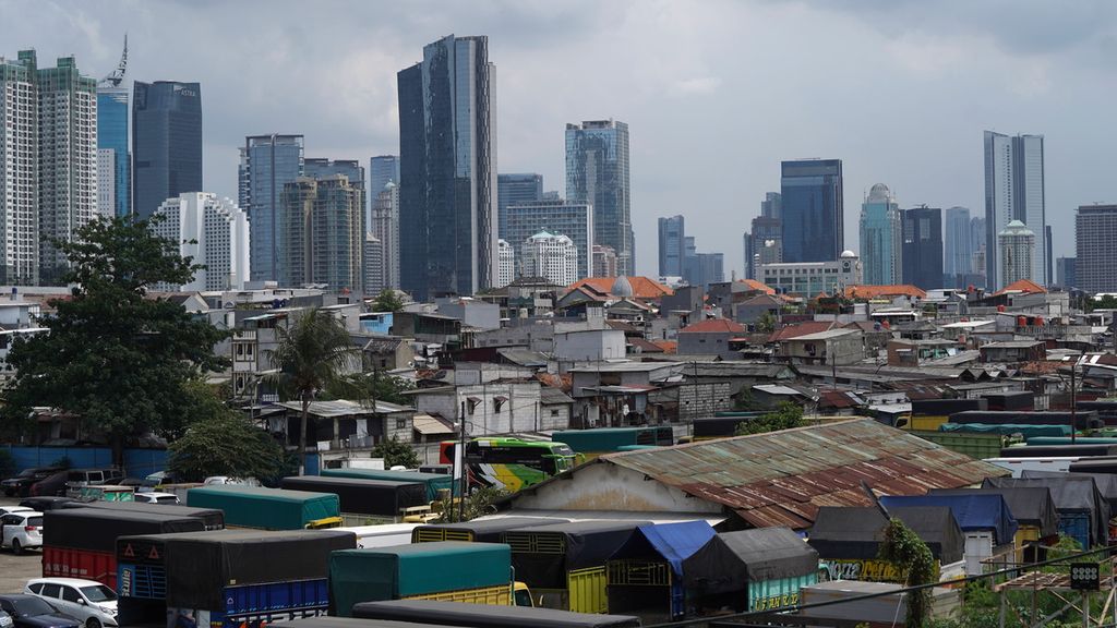 A densely populated residential area with a multi-storey building background in the Tanah Abang area, Central Jakarta, Monday (31/10/2022). The government will try to reduce state spending until the end of this year. The remainder of the 2022 budget will be saved for use as a reserve fund or cash buffer in the 2023 State Budget to anticipate economic uncertainty..