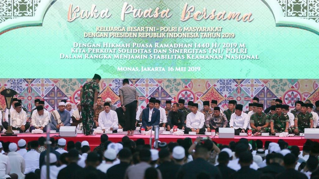 Presiden Joko Widodo (tengah) didampingi Panglima TNI Marsekal Hadi Tjahjanto (kiri depan) dan Kapolri Jenderal (Pol) Tito Karnavian (kanan depan) saat mengikuti acara buka puasa bersama keluarga besar TNI-Polri dan masyarakat di kawasan Monumen Nasional, Jakarta, Kamis (16/5/2019). 