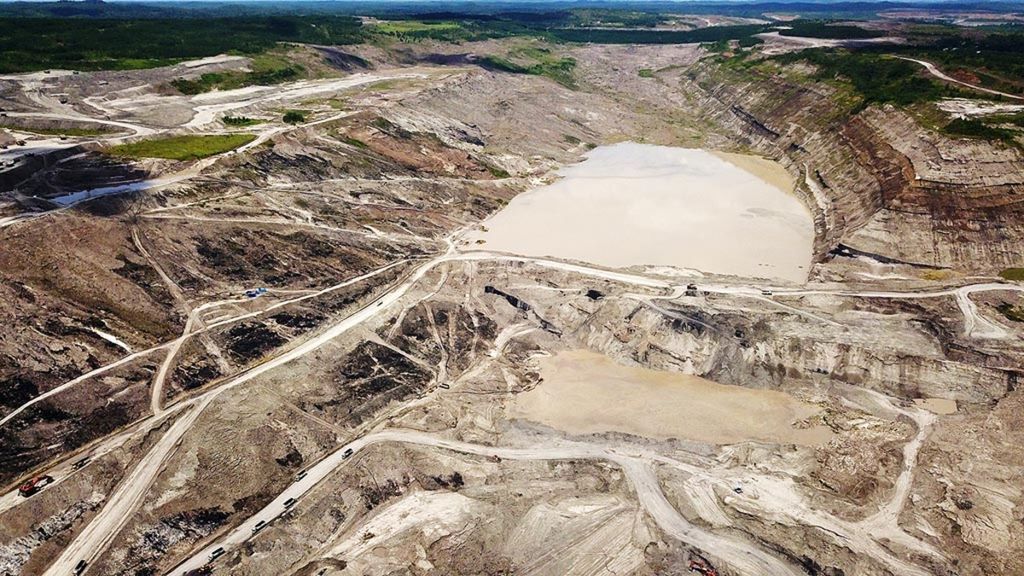 Eksploitasi tambang batubara hampir menguasai penuh Desa Mulawarman, Kutai Kartanegara, Kalimantan Timur, November 2018.