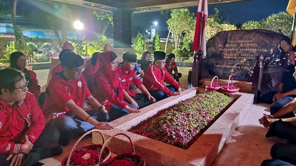 Sekretaris Jenderal PDI-P Hasto Kristiyanto ziarah ke makam Proklamator RI Soekarno di Blitar, Jawa Timur, Minggu (19/3/2023). Hasto meminta agar lampu di pemakaman yang mati agar diganti dan makam Bung Karno dibersihkan.