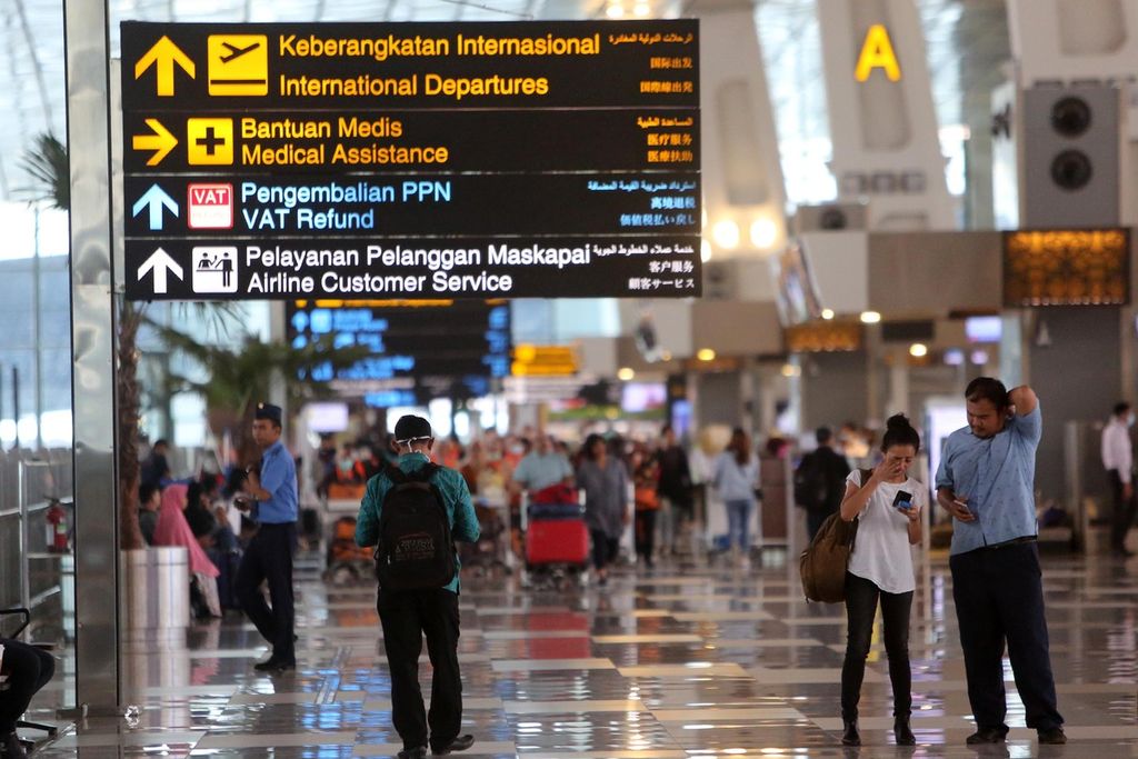 Suasana kesibukan di Terminal 3 Bandara Soekarno-Hatta, Tangerang, Senin (2/3/2020). 