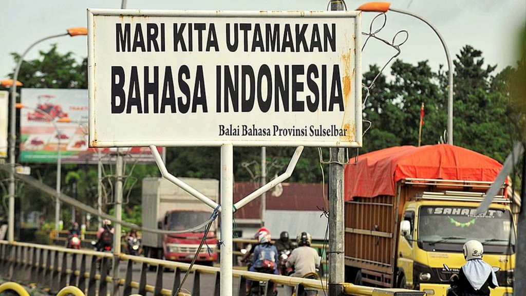 Baliho berisi ajakan mengutamakan penggunaan bahasa Indonesia terpasang di tepi Jalan Poros Palopo- Makassar, Parepare, Sulawesi Selatan, Kamis (28/12/2017).
