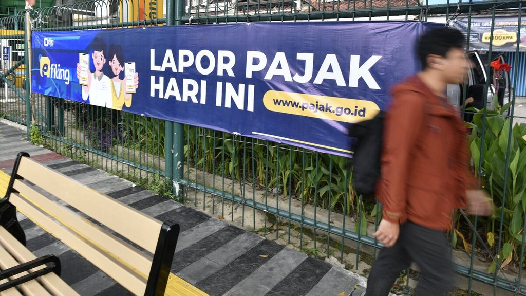 Spanduk sosialisasi pelaporan surat pemberitahuan (SPT) Pajak Tahunan terpasang di kawasan Pasar Puri Indah, Jakarta Barat, Jumat (3/3/2023). Hingga awal Maret 2023 Direktorat Jenderal Pajak mencatat 5,7 juta wajib pajak telah melaporkan SPT. Batas lapor SPT Tahunan untuk wajib pajak pribadi adalah 31 Maret 2023, sementara untuk wajib pajak badan akan ditutup pada 30 April 2023. 
