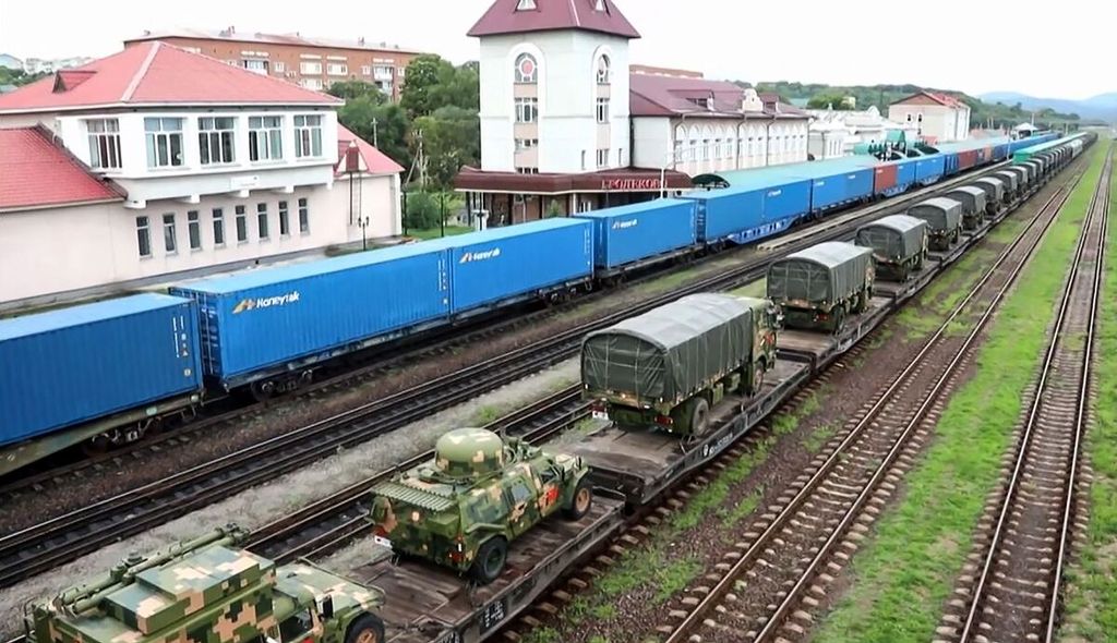 Foto hasil tangkapan video yang dirilis oleh Biro Pers Kementerian Pertahanan Rusia per 29 Agustus 2022 ini menunjukkan konvoi pasukan China saat tiba di Vostok untuk mengikuti latihan militer bersama.