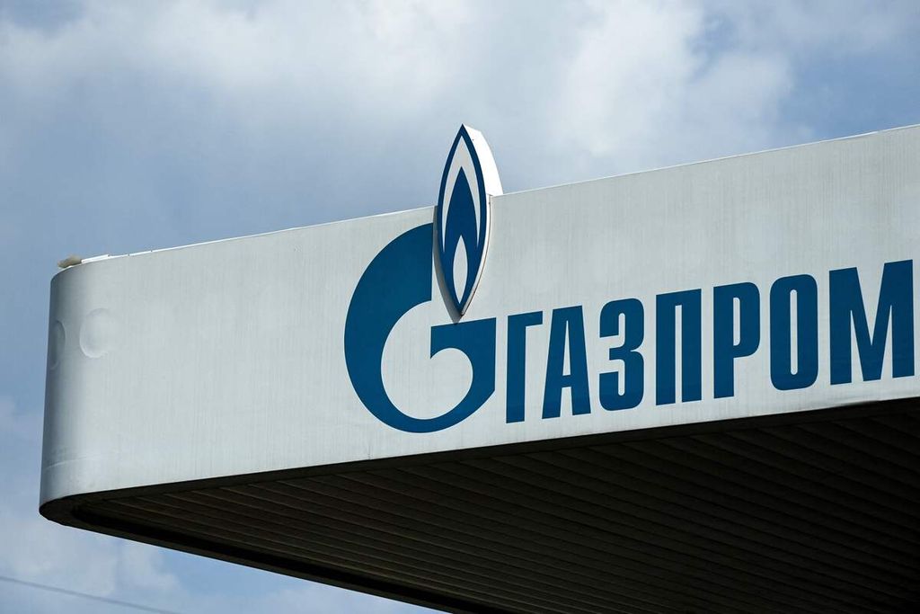 Arsip foto 16 April 2021 memperlihatkan logo Gazprom, perusahaan energi Rusia, pada sebuah stasiun pengisian bahan bakar di Moskwa, Rusia. Komite Eksekutif UEFA pada Kamis (24/2/2022) membatalkan rencana laga final Liga Champions Eropa di Gazprom Arena, Saint Petersburg, Rusia, pada 28 Mei 2022, sebagai akibat serangan militer Rusia ke Ukraina. Tuan rumah baru untuk laga final tersebut akan ditentukan kemudian.  